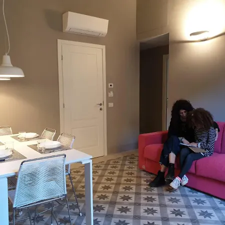 C222 - Stylish Apartment La Spezia Old Town 4 People Air Conditioning - 5' Station To Cinque Terre *