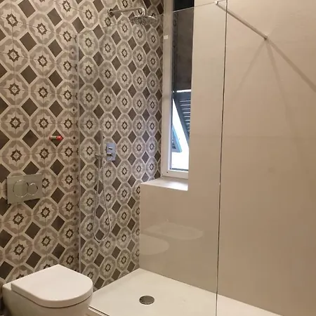 C222 - Stylish Apartment La Spezia Old Town 4 People Air Conditioning - 5' Station To Cinque Terre *
