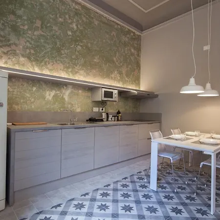 C222 - Stylish Apartment La Spezia Old Town 4 People Air Conditioning - 5' Station To Cinque Terre