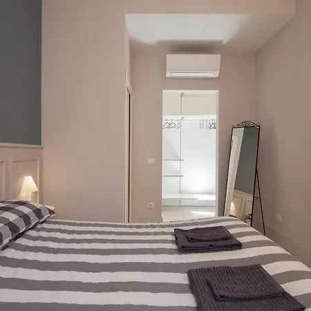 C222 - Stylish Apartment La Spezia Old Town 4 People Air Conditioning - 5' Station To Cinque Terre *